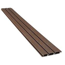 brune komposit listeprofil brun WPC hegnsbrædder med en trælignende struktur, vist stablet sammen i en vinkel på en hvid baggrund.
