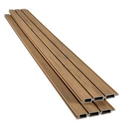 Komposit Listeprofil-planker med Lysbrun Træstruktur og hule kerner er stablet diagonalt mod en hvid baggrund.