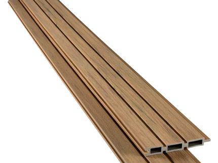 Komposit Listeprofil-planker med Lysbrun Træstruktur og hule kerner er stablet diagonalt mod en hvid baggrund.