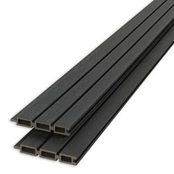 to sorte, rektangulære Komposit Listeprofil 25mm - WPC Træstruktur-plader stablet på en hvid baggrund med parallelle riller og en realistisk trælignende overflade.