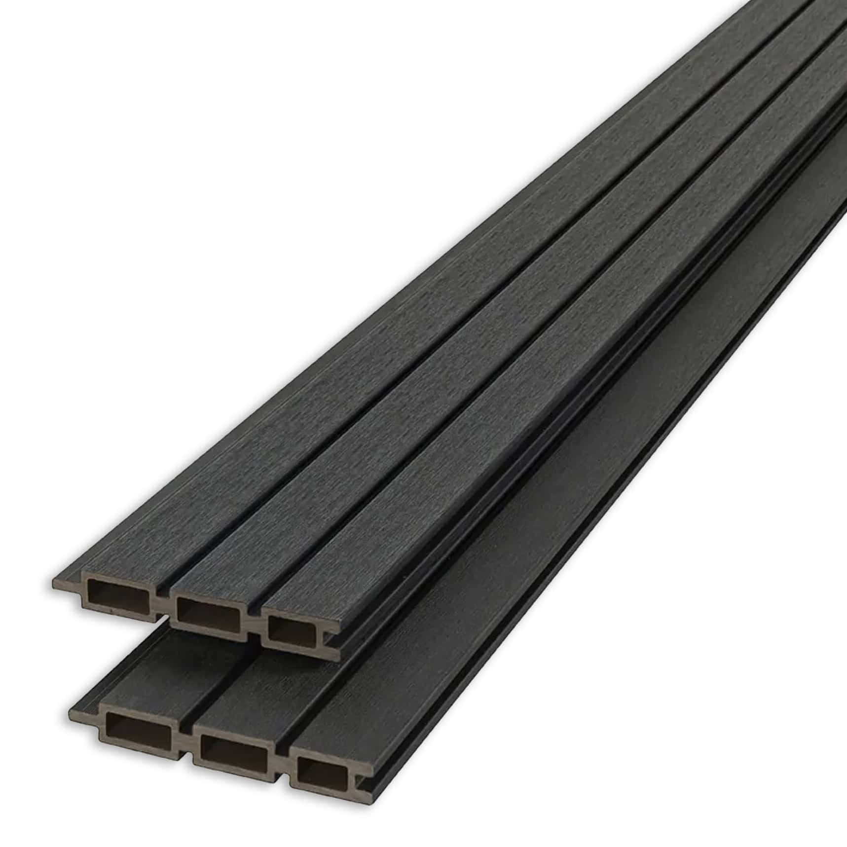 to sorte, rektangulære Komposit Listeprofil 25mm - WPC Træstruktur-plader stablet på en hvid baggrund med parallelle riller og en realistisk trælignende overflade.