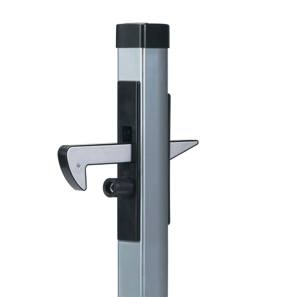 Et nærbillede af portfanger med hold-back - IN-Gate Catcher i aluminium, monteret på en lodret rektangulær stolpe, der viser det moderne sorte håndtag og låsedæksel.