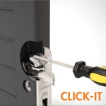 Nærbillede af en skruetrækker, der monterer en Locinox låsekasse "Fortylock" til 40 mm rammeprofiler inde i en dør, med "CLICK-IT" i orange tekst nederst til højre.