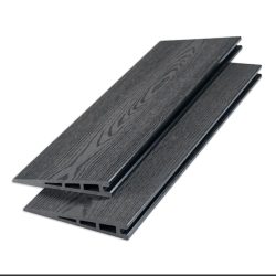 To HF dobbeltklink kompositprofiler med træstruktur - 25 mm terrassebrædder i mørkegrå med hule kerner er stablet lidt skævt på en hvid baggrund.