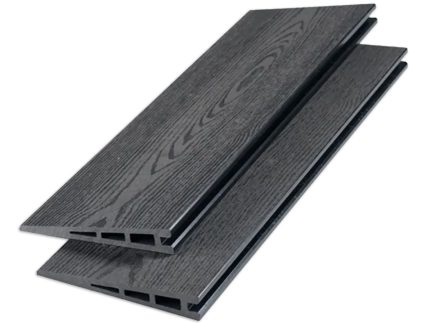 To HF dobbeltklink kompositprofiler med træstruktur - 25 mm terrassebrædder i mørkegrå med hule kerner er stablet lidt skævt på en hvid baggrund.