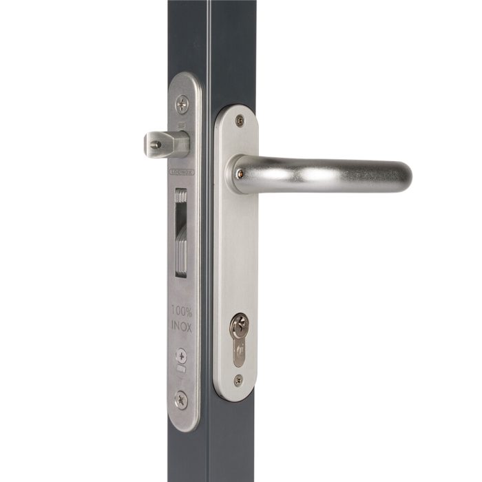 Nærbillede af et sølvfarvet håndtag og en nøglehulsplade på en metaldørkarm med 40 mm profiler, der viser Locinox låsekasse "Fortylock" installeret.