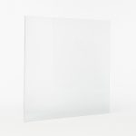 Et 6 mm klart hærdet glas til havehegn står oprejst mod en hvid baggrund. Glasset er gennemsigtigt, rent og reflekterer let ved bunden - perfekt som moderne havehegn.