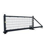 HF Premium Skydeport - Frithængende med motor RAL 9005 Sort, vist på en hvid baggrund, har en robust sort metalramme, trådnetpanel, bærende stolper og en trekantet bøjle på den ene side.