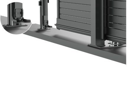 Nærbillede af Vidual Slide - Skydeport i Aluminium på skinnen, med et indsnit, der fremhæver en detalje, muligvis endestoppet eller låsemekanismen, der er monteret på skinnens kant.