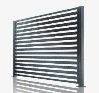 Et moderne, sort metalhegnspanel med vandrette lameller, støttet af to robuste lodrette stolper, står mod en almindelig hvid baggrund.