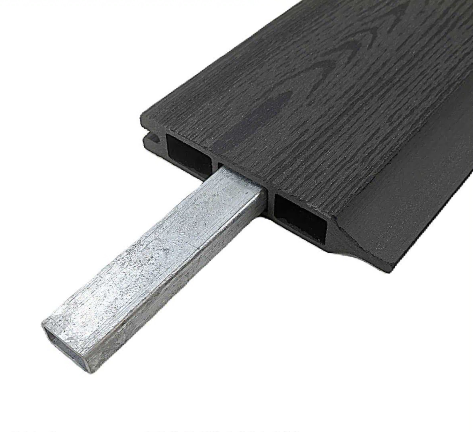 Nærbillede af et hult, mørkt kompositbræt med en Forstærkningsprofil til 25 mm kompositbrædder - varmgalvaniseret stål 15x28 mm delvist indsat i en af dets rektangulære indre kanaler.