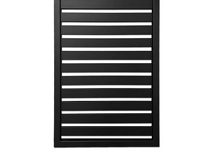 Et rektangulært sort stålhegnspanel med jævnt fordelte vandrette lameller skaber et moderne, minimalistisk design mod en almindelig hvid baggrund.