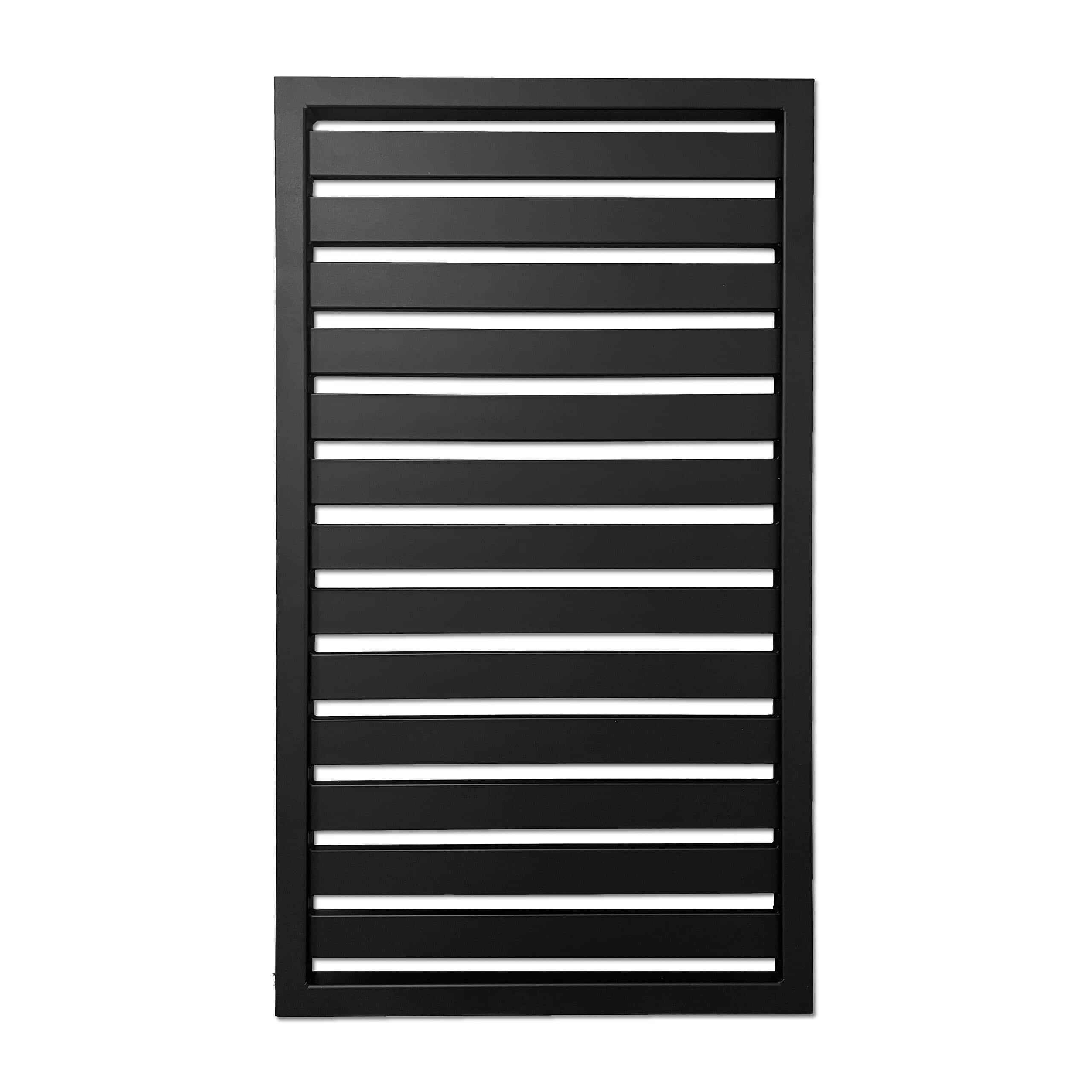 Et rektangulært sort stålhegnspanel med jævnt fordelte vandrette lameller skaber et moderne, minimalistisk design mod en almindelig hvid baggrund.