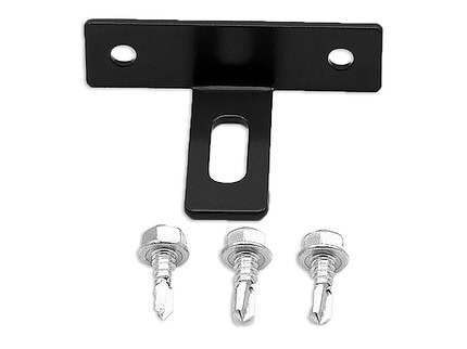 T-beslag til montering af stålhegn er et sort metalbeslag med tre cirkulære huller, vist over tre sølvfarvede selvskærende skruer på en hvid baggrund. Ideelt til montering af stålhegn eller andre strukturelle anvendelser.