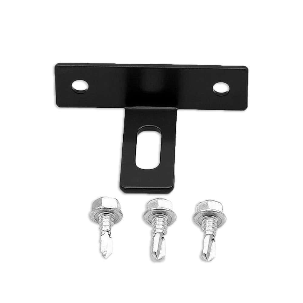 T-beslag til montering af stålhegn er et sort metalbeslag med tre cirkulære huller, vist over tre sølvfarvede selvskærende skruer på en hvid baggrund. Ideelt til montering af stålhegn eller andre strukturelle anvendelser.
