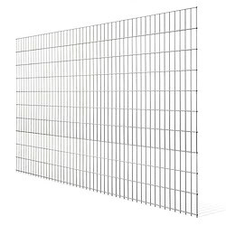 Et stort, rektangulært 2D STANDARD Panelhegn metaltrådpanel står oprejst mod en hvid baggrund med 6/5/6 mm stænger, der danner et robust og jævnt fordelt netmønster.