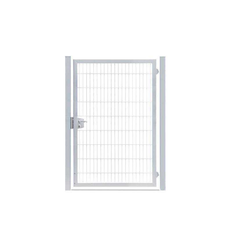 En TREND 2D Panellåge hvid metalsikkerhedsport har lodrette og vandrette galvaniserede trådgitterpaneler, en lås til venstre og to støttestolper på hver side, alt sammen isoleret på en hvid baggrund.