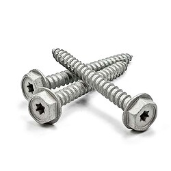 Tre betonskruer 7,5x65 mm i varmgalvaniseret stål med sekskantede hoveder, arrangeret i en trekant på en hvid baggrund.