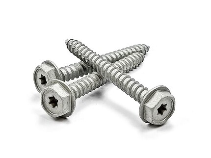 Tre betonskruer 7,5x65 mm i varmgalvaniseret stål med sekskantede hoveder, arrangeret i en trekant på en hvid baggrund.