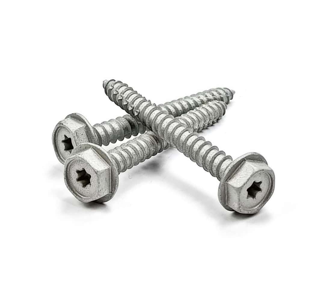 Tre betonskruer 7,5x65 mm i varmgalvaniseret stål med sekskantede hoveder, arrangeret i en trekant på en hvid baggrund.