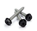 Tre betonskruer 7,5x65 mm pulverlakeret i sort RAL 9005 med sekskantede sorte hoveder, arrangeret i en trekant på en hvid baggrund.