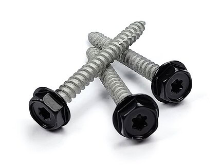 Tre betonskruer 7,5x65 mm pulverlakeret i sort RAL 9005 med sekskantede sorte hoveder, arrangeret i en trekant på en hvid baggrund.