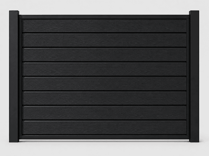 Et moderne komposithegn i sort med vandrette lameller og to lodrette stolper på hver side, vist på en lysegrå baggrund. Panelet har et slankt, minimalistisk design.