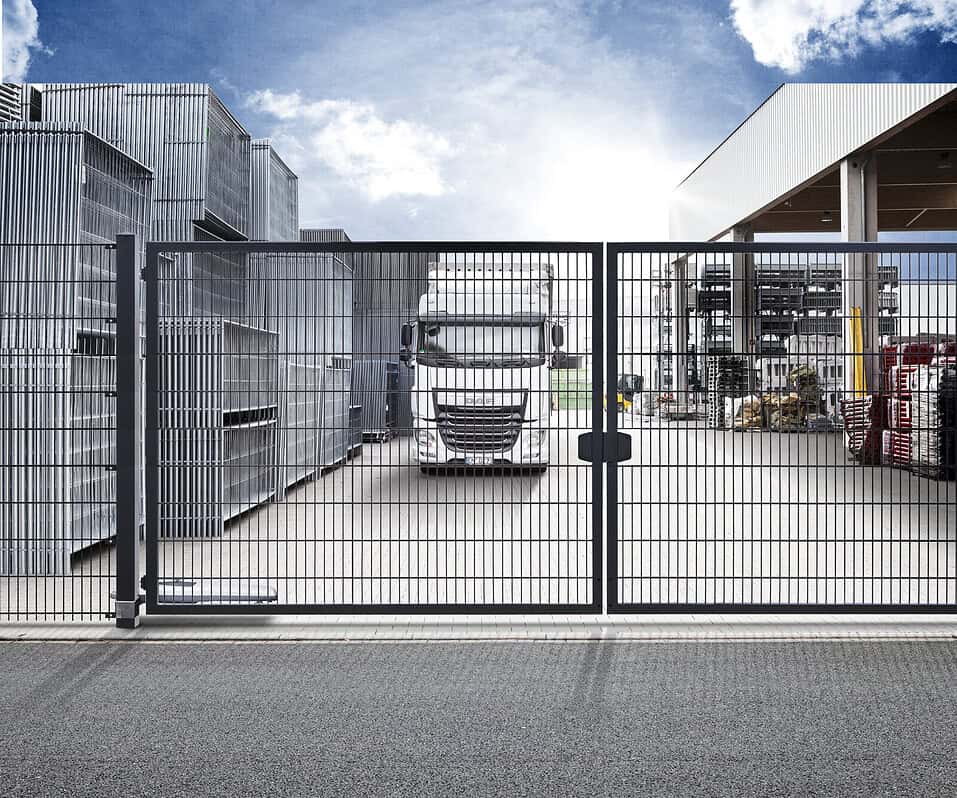 VARIO Trend dobbeltlåge i antracit ved carport med bil