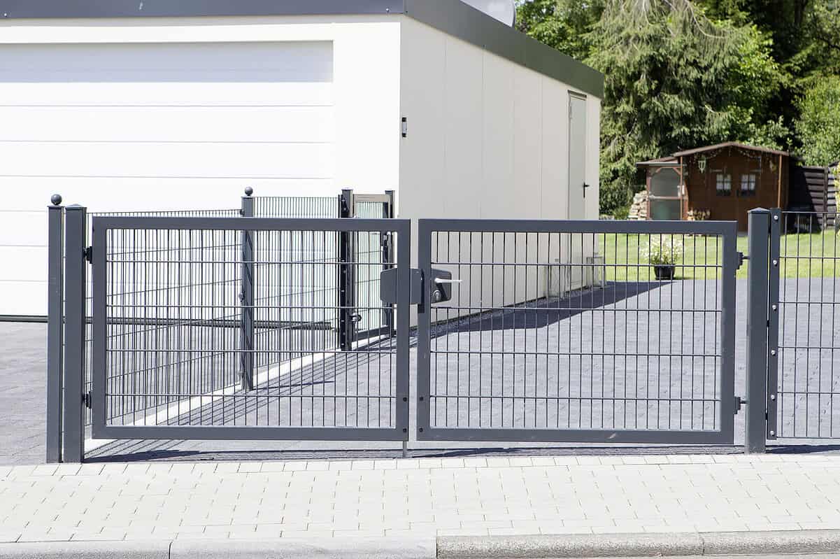 VARIO Trend dobbeltlåge i antracit ved garage og indkørsel