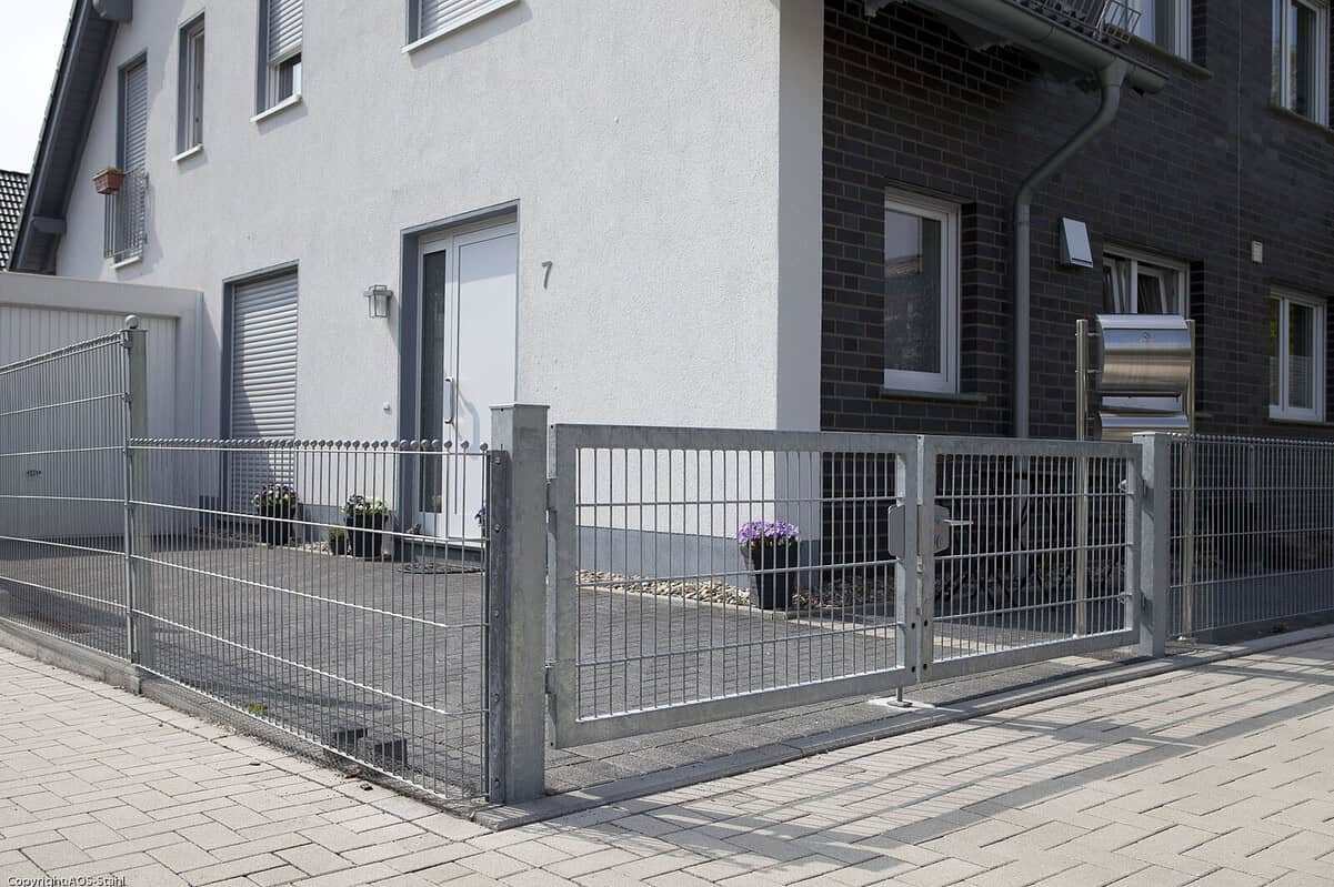 VARIO Trend dobbeltlåge i antracit foran moderne hvid villa