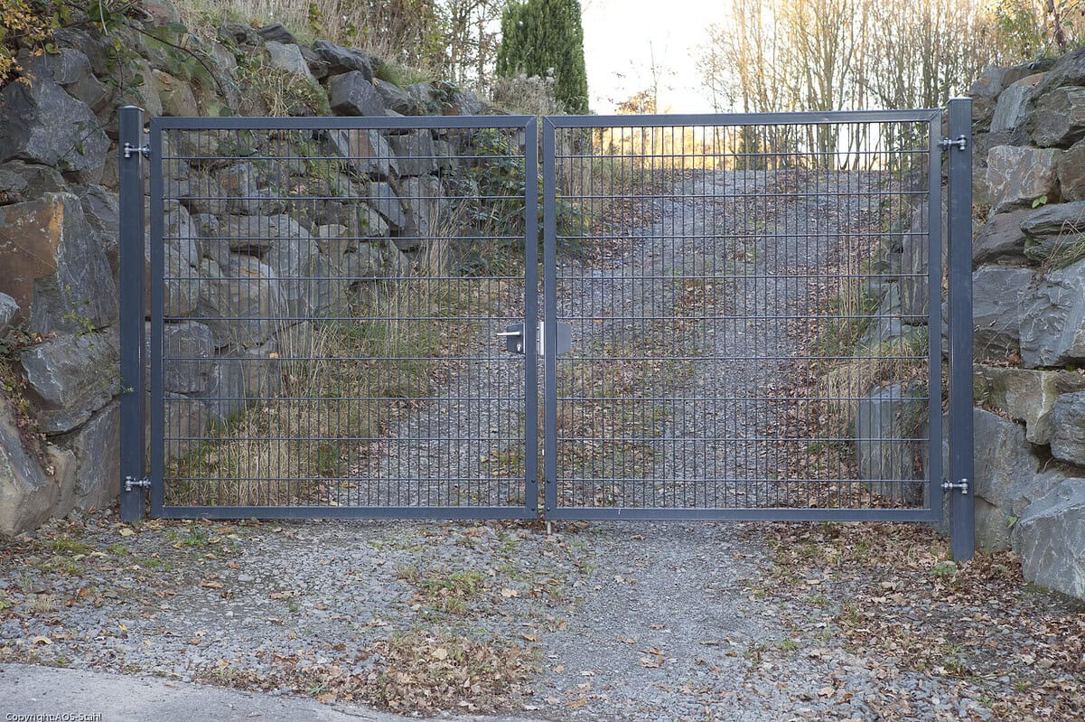 VARIO Trend dobbeltlåge i antracit ved naturstensmur