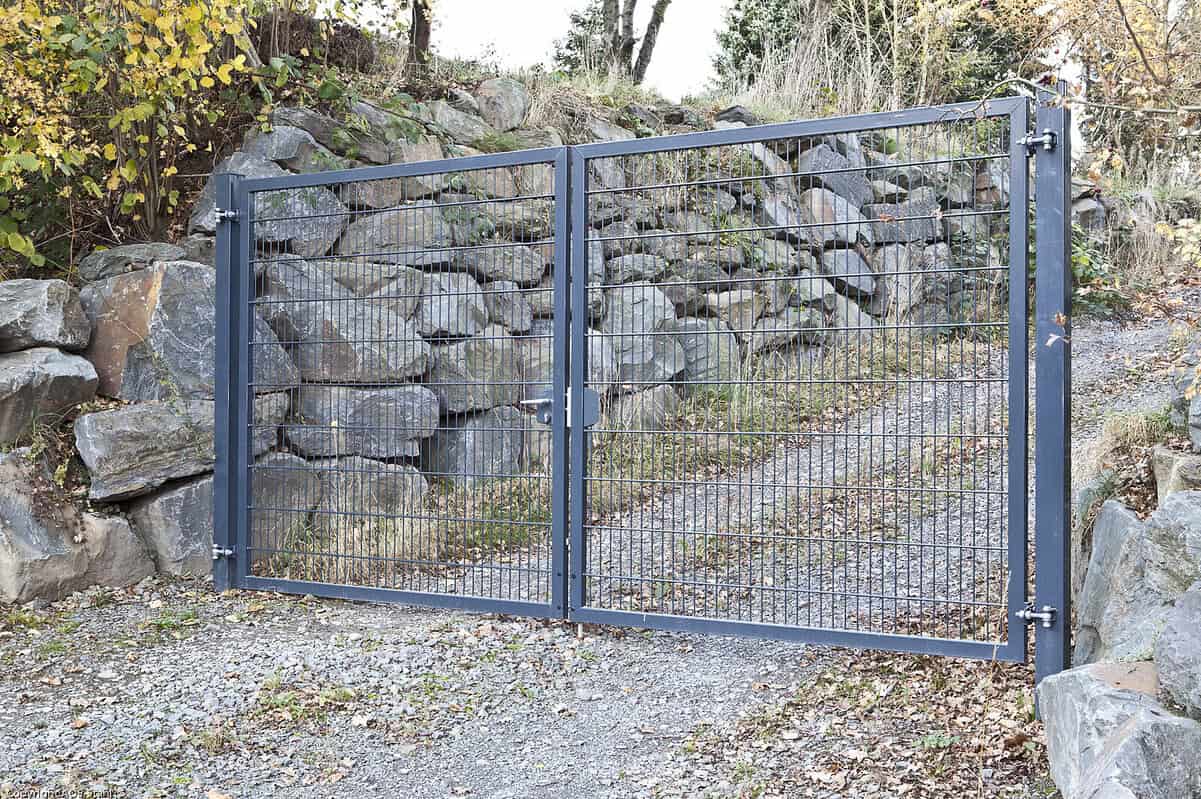 VARIO Trend dobbeltlåge i mosgrøn ved naturstensmur