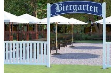 Hvidt PVC event-hegn omkring en biergarten med parasoller