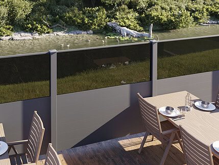 Vidual Café aluminiumshegn med glas på terrasse