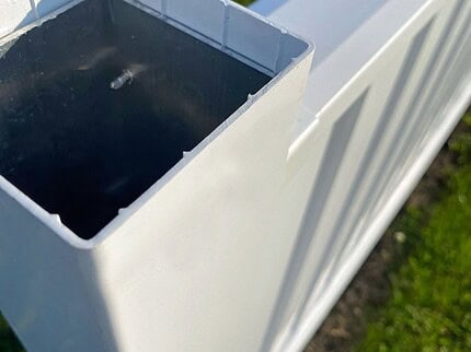 Hvid PVC stolpe 87x87 mm med alukerne, nærbillede i have