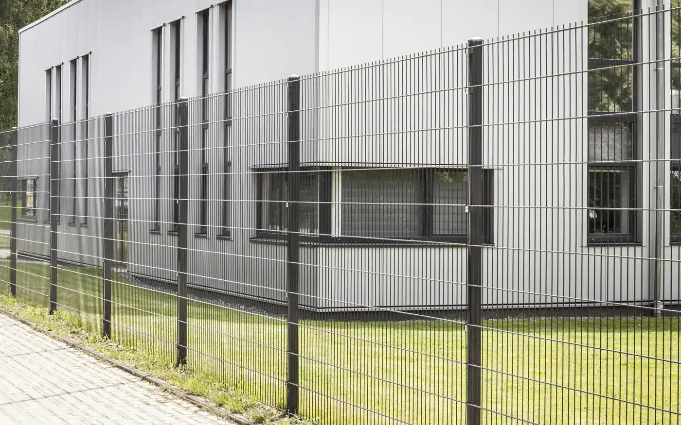 Antracit panelhegn langs industribygning
