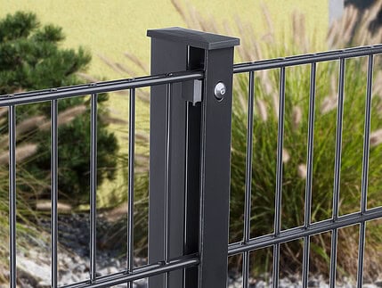 Antracit VAP sikkerhedsstolpe 60x40 mm monteret med 2D panelhegn — nærbillede af klemme og rustfri sikkerhedsbolt i stolpens spor