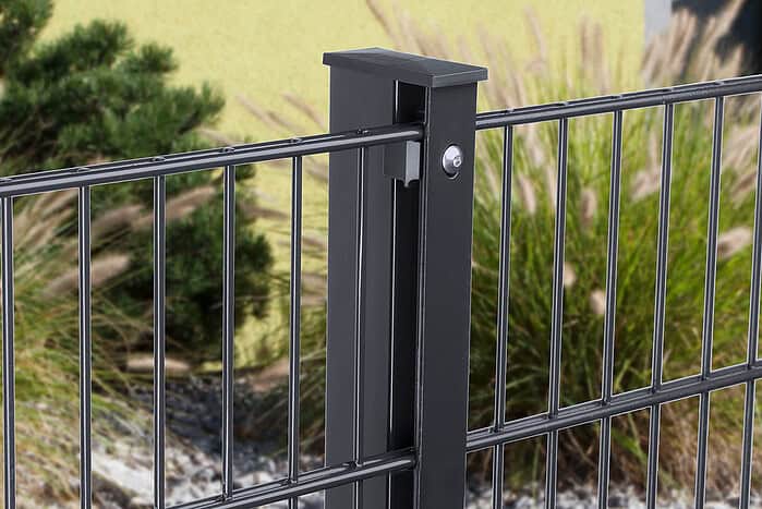 Antracit VAP sikkerhedsstolpe 60x40 mm monteret med 2D panelhegn — nærbillede af klemme og rustfri sikkerhedsbolt i stolpens spor
