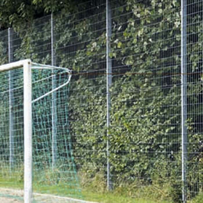 Boldhegn bag fodboldmål på idrætsanlæg