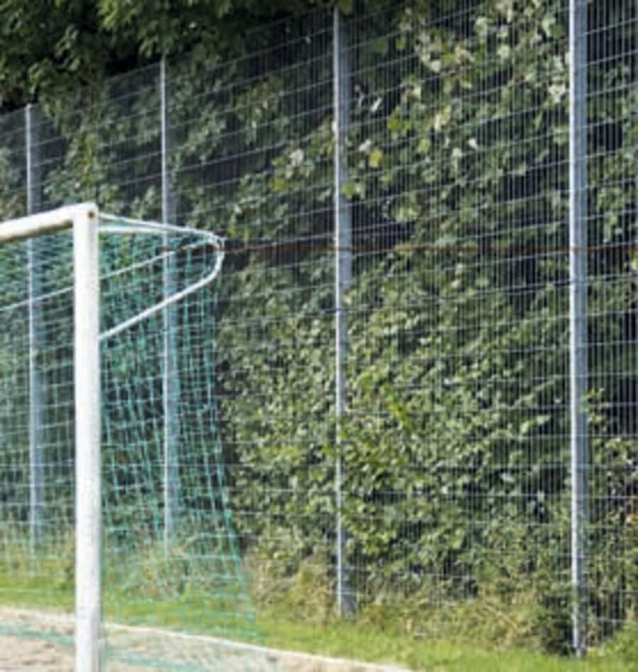 Boldhegn bag fodboldmål på grusbane med grøn pulverlakering