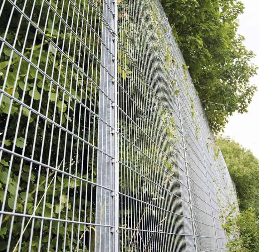 Boldhegn BALLSTOP i varmgalvaniseret dobbeltstav 8/6/8 mm set på skrå langs beplantning