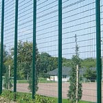 Grønt boldhegn i 4 meters højde langs sportsbane