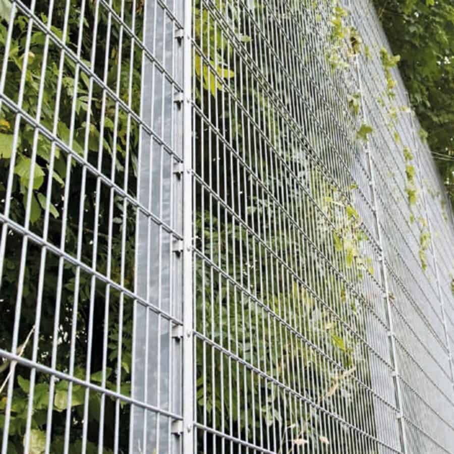 Nærbillede af boldhegnets dobbeltstavsmaske med tæt 50 x 200 mm net nederst