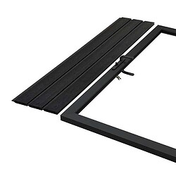 En sort metalportkarm med et håndtag og et matchende, separat sort portpanel med lameller, begge vist på en hvid baggrund.