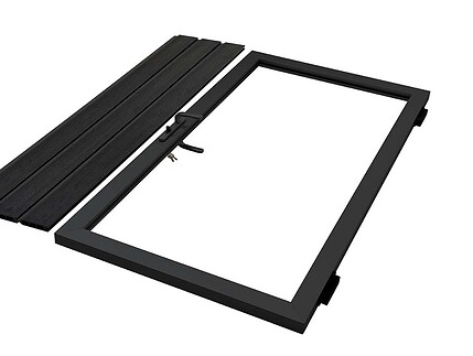 En sort metalportkarm med et håndtag og et matchende, separat sort portpanel med lameller, begge vist på en hvid baggrund.