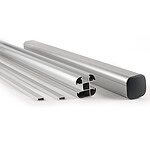 Fire ekstruderede aluminiumsprofiler, herunder én med en sort plastendekappe, er anbragt på en hvid baggrund. Profilerne har forskellige tværsnitsformer og -størrelser.