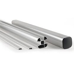 Fire ekstruderede aluminiumsprofiler, herunder én med en sort plastendekappe, er anbragt på en hvid baggrund. Profilerne har forskellige tværsnitsformer og -størrelser.