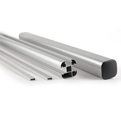 Fire ekstruderede aluminiumsprofiler, herunder én med en sort plastendekappe, er anbragt på en hvid baggrund. Profilerne har forskellige tværsnitsformer og -størrelser.