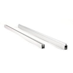 To sølvfarvede aluminiumskanaler med riller, der ligger parallelt på en hvid baggrund.