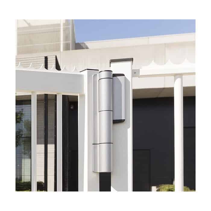 Locinox MAMMOTH-HD-2 i sølvgrå monteret på hvid aluminiumslåge